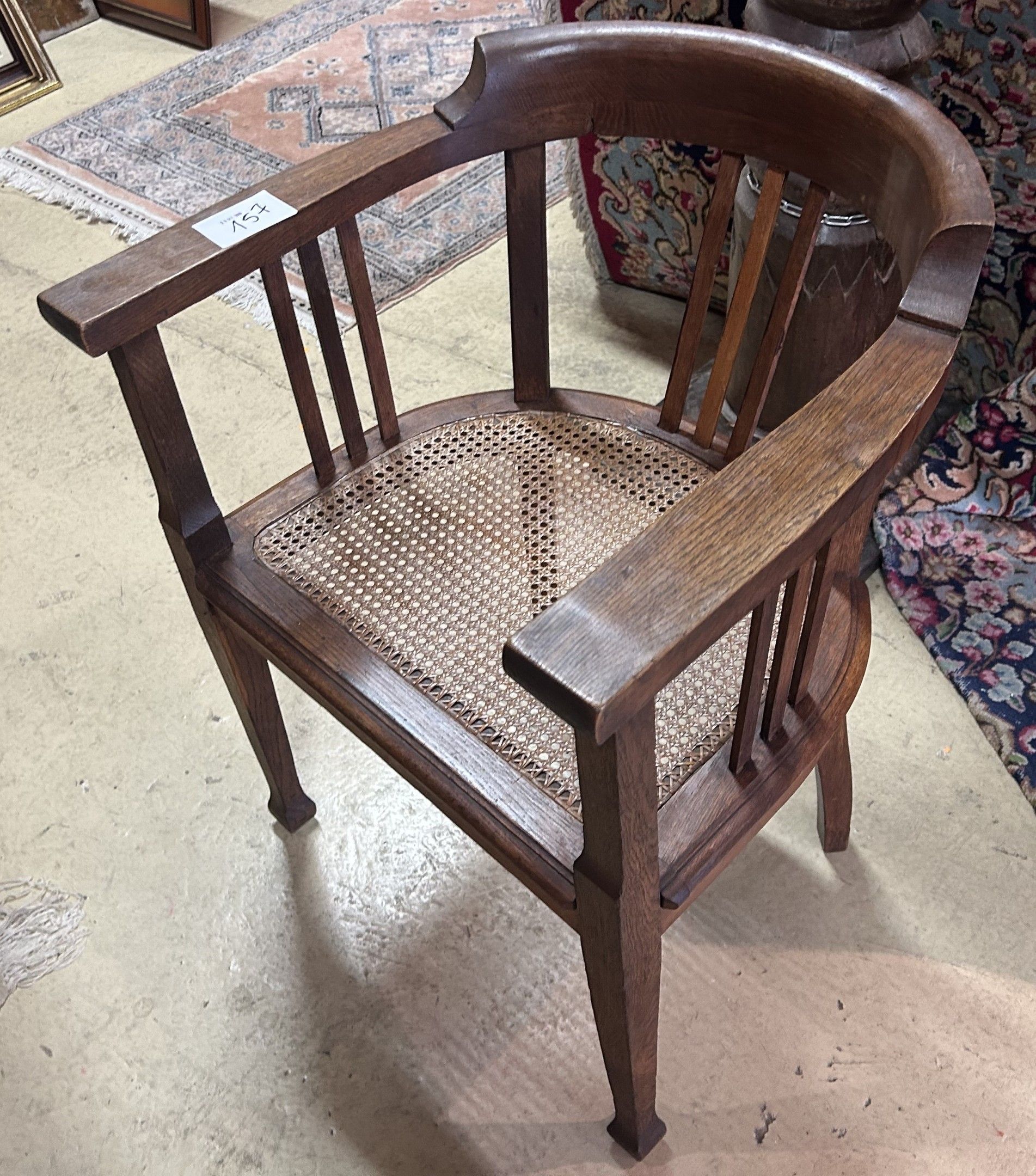 FAUTEUIL de forme gondole en chêne, assise cannée.