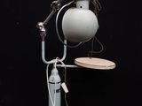 une lampe posée sur une table