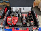 une boîte à outils contenant des outils, posée sur une palette