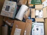 une boîte en carton remplie d'appareils électroniques et d'autres objets