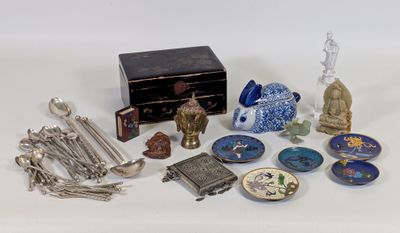 un grand nombre d'objets posés sur une table
