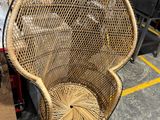 une chaise en osier posée par terre