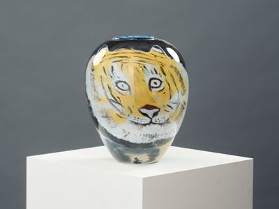 un vase en verre orné d'une peinture représentant un tigre