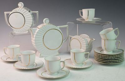 beaucoup d'assiettes et de tasses sur la table
