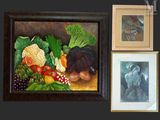 trois photos encadrées représentant des fruits et des légumes accrochées au mur
