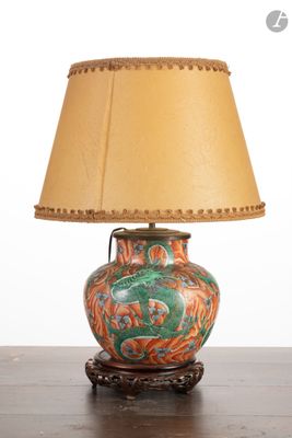 une lampe posée sur une table et munie d'un abat-jour