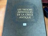 un livre posé sur une table à côté d'un téléphone portable