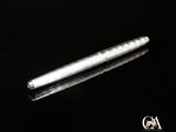 un stylo posé sur une surface noire