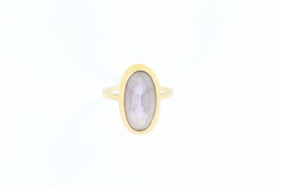 Gros plan sur une bague contenant une pierre