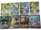 Plusieurs cartes Pokémon sont alignées les unes à côté des autres sur une surface blanche