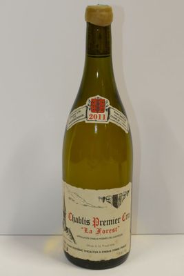 une bouteille de vin posée sur une table