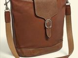 le petit sac marron est posé sur une surface blanche