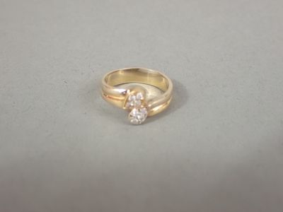 l'image d'une bague en or ornée d'un diamant