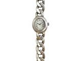 l'image d'une montre-bracelet de femme entourée d'une chaîne