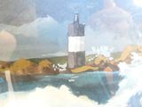 une photo d'un tableau représentant un phare au milieu de l'océan
