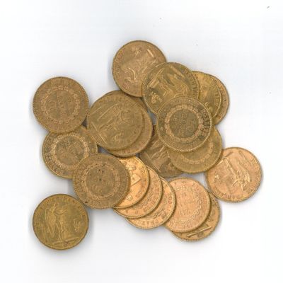 beaucoup de pièces qui sont sur la table
