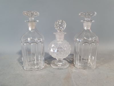 trois bouteilles en verre posées les unes à côté des autres sur une table