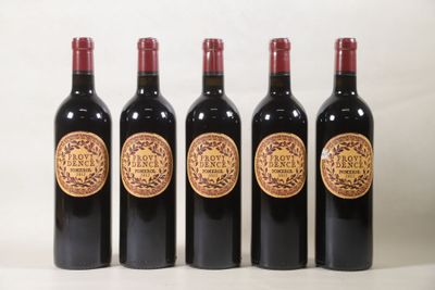 trois bouteilles de vin rouge sont alignées sur une surface blanche
