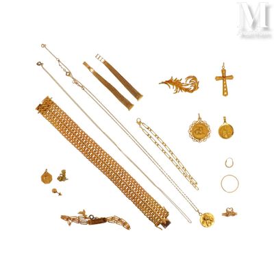 une image représentant une collection de bijoux en or sur fond blanc