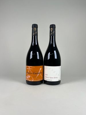 deux bouteilles de vin posées l'une à côté de l'autre sur une table