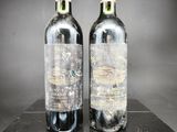 deux bouteilles de vin posées sur une table