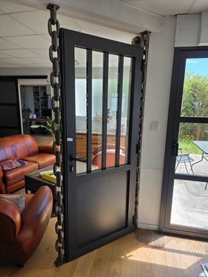 vue d'un salon avec un canapé et une porte-fenêtre coulissante