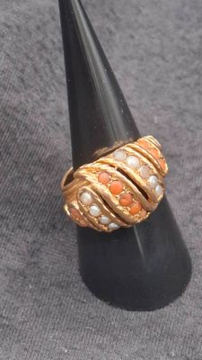 an image of a ring on a cone on a table