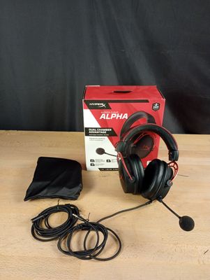 une photo représentant un casque audio posé sur une table en bois