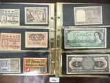 de nombreux types de billets et pièces canadiens exposés dans un classeur