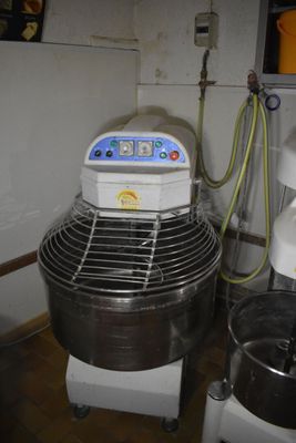 une image d'une cuisine avec un mixeur et d'autres appareils électroménagers