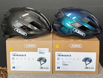 deux casques posés sur une boîte en carton, elle-même posée sur une table