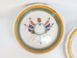 deux assiettes avec des motifs différents