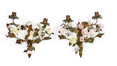 Paire d'appliques à deux lumières en porcelaine polychrome, …