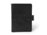 un étui à passeport en cuir noir avec un logo sur le devant