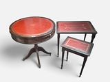 une table et deux chaises placées l'une à côté de l'autre