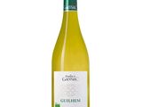la bouteille de vin blanc est posée sur une surface blanche