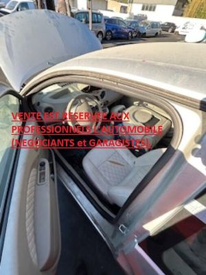 l'intérieur d'une voiture avec la porte ouverte et le siège du conducteur abaissé