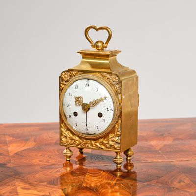 PENDULETTE DE CAROSSE en bronze ciselé et doré à décor feuil…