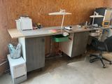 un bureau avec une chaise et un ordinateur dessus