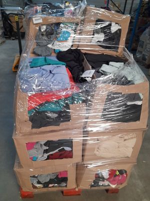 Lot DE Solderie Dont Vetements + Chaussettes Dont 3 DE Marqu…