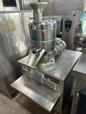 une machine posée sur une table dans une cuisine