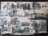 une photo représentant une collection de vieilles photos accrochées au mur