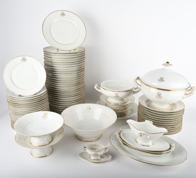 Partie de service en porcelaine blanche à décor de liserets … - Photo 1