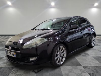 la photo d'une voiture noire garée sur un sol en damier