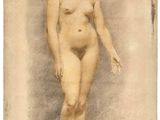 une image représentant le dessin d'une femme nue debout devant un fond blanc