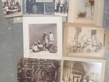 de nombreuses vieilles photos de personnes et d'animaux accrochées au mur