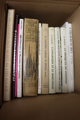 de nombreux livres qui se trouvent dans une boîte sur l'étagère