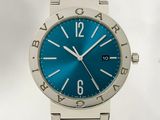 une montre en argent avec un cadran bleu sur fond blanc