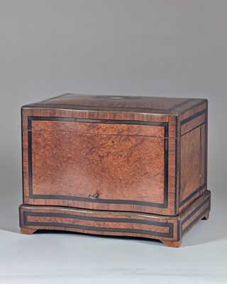 une image représentant une boîte en bois comportant un tiroir à l'intérieur