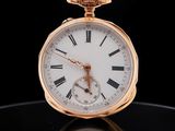 une montre de poche ancienne en or, avec des chiffres romains sur un cadran noir